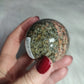 Esfera turmalina verde con piedra sol 242 gramos