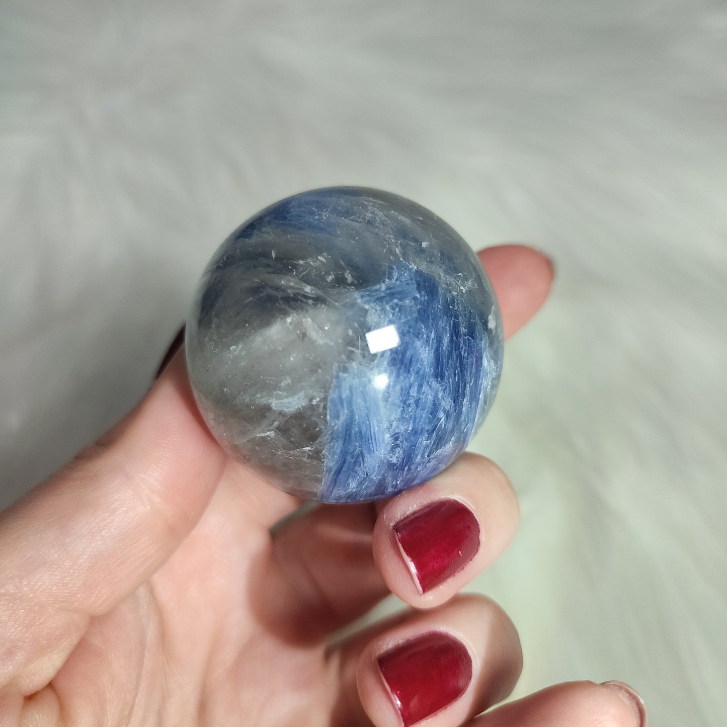 Esfera cianita azul con cuarzo