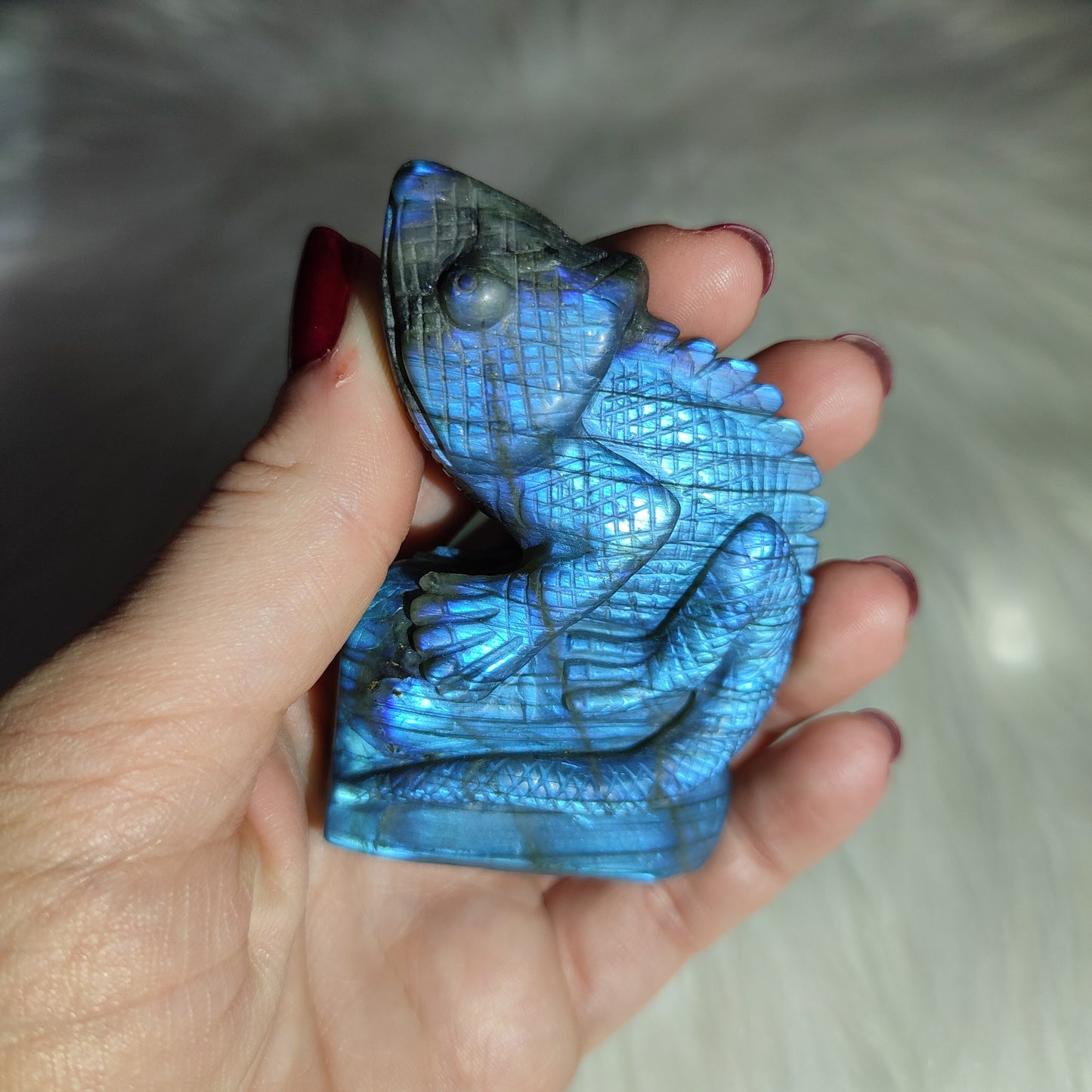 Camaleón tallado en labradorita azul flash
