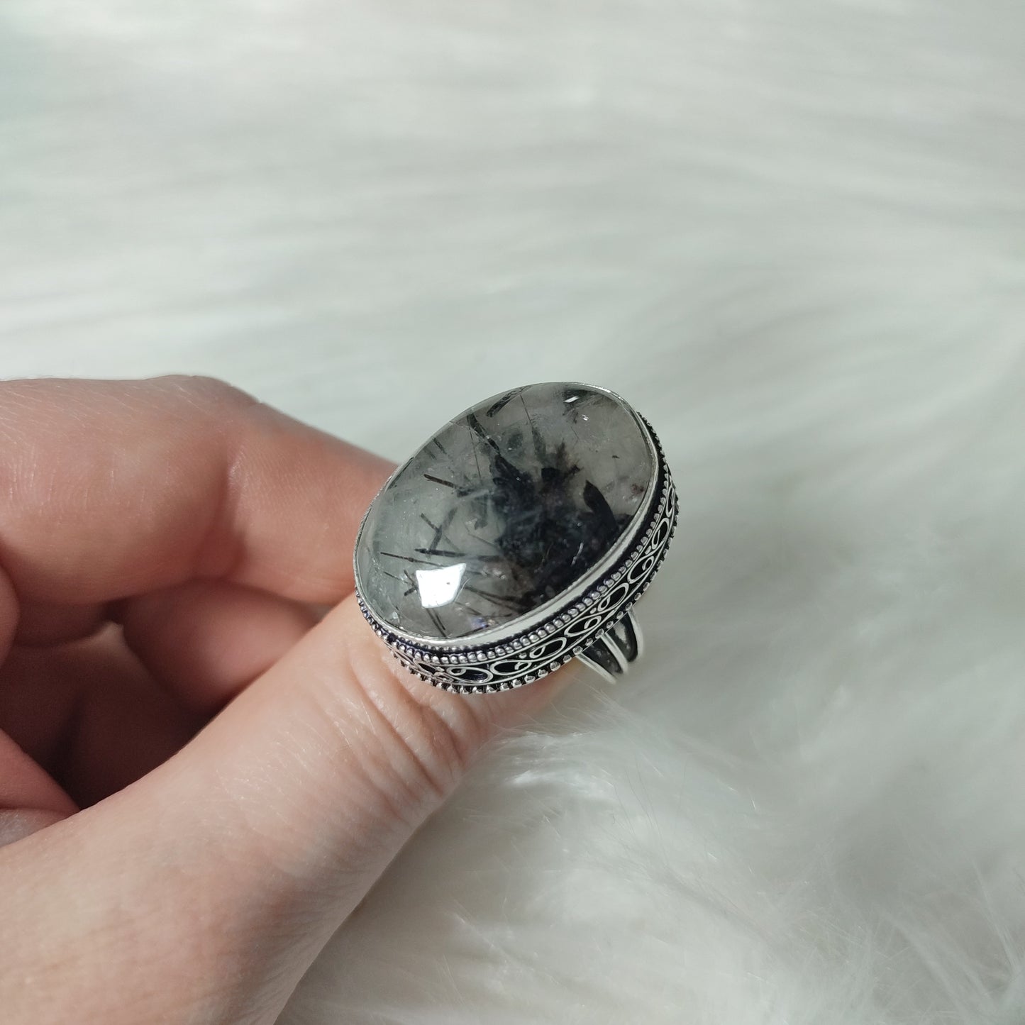 Anillo baño de plata con cuarzo con turmalina negra