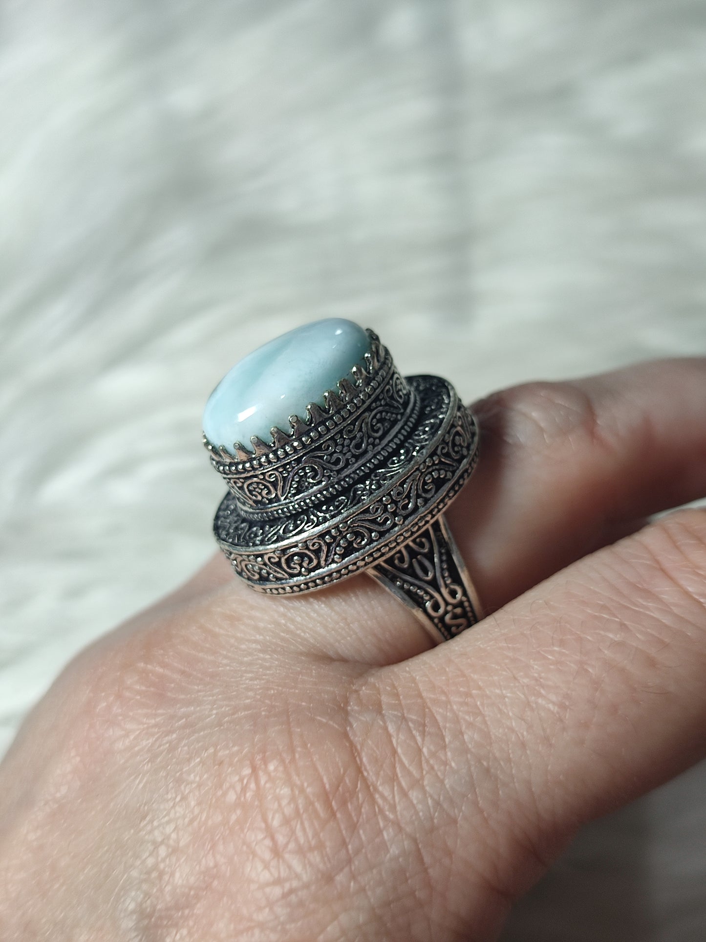 Anillo baño de plata con larimar