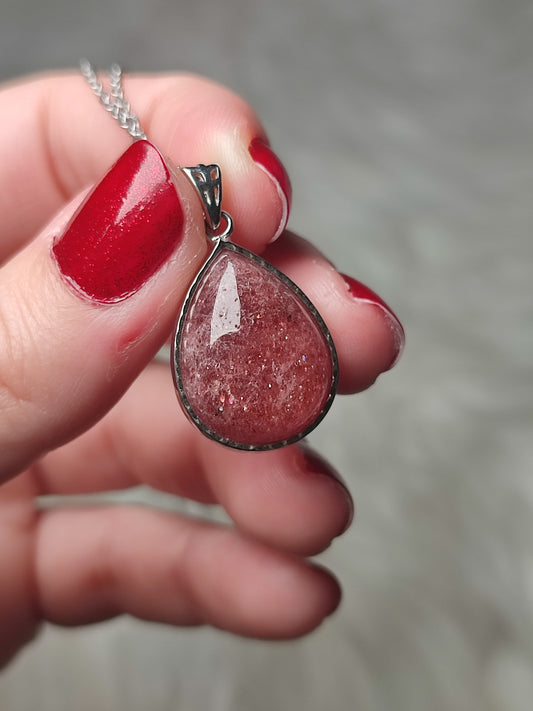 Collar baño plata con lágrima de cuarzo fresa 🍓