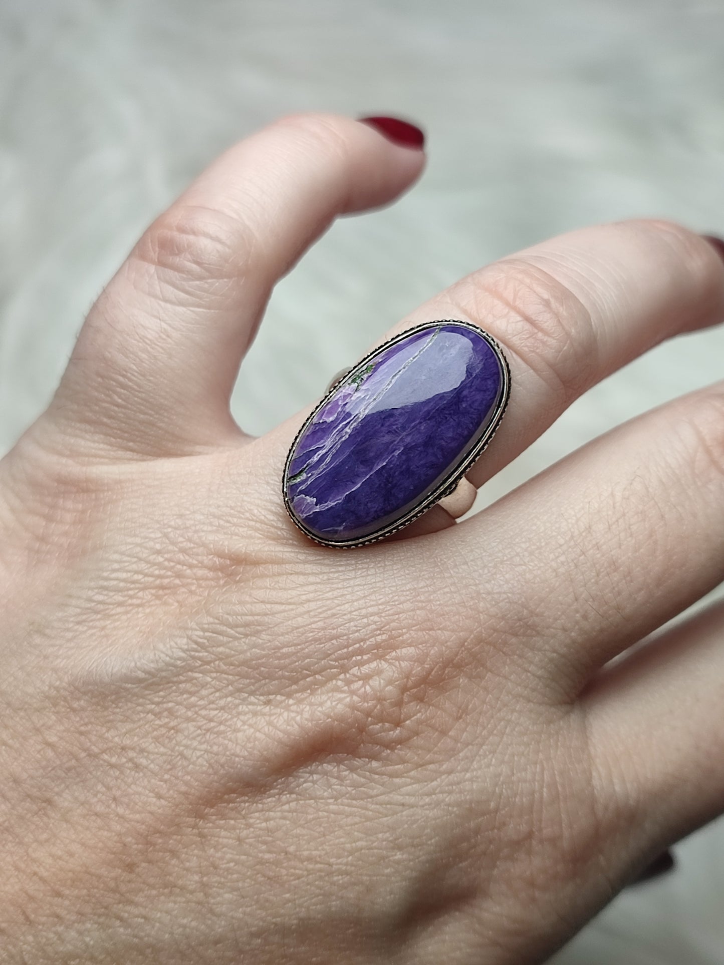 Anillo baño de plata con charoita