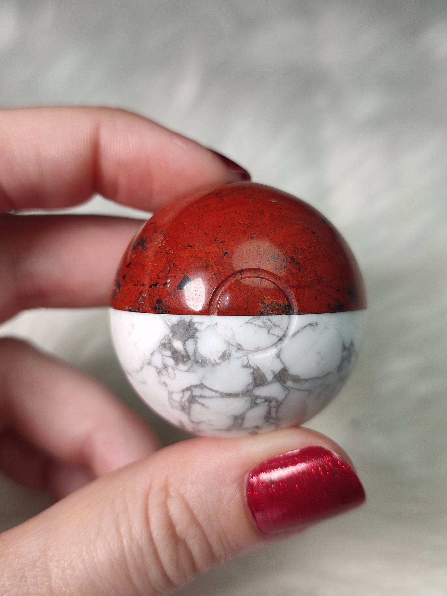 Pokeball - jaspe rojo y howlita