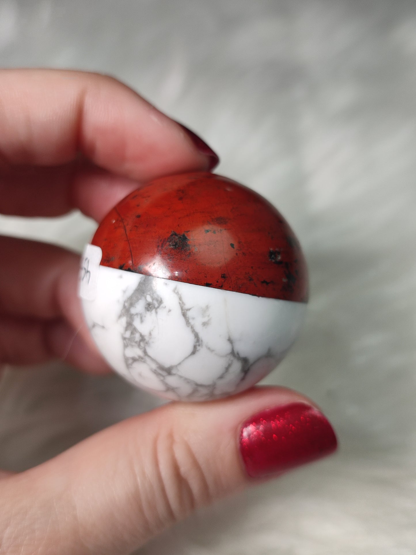 Pokeball - jaspe rojo y howlita