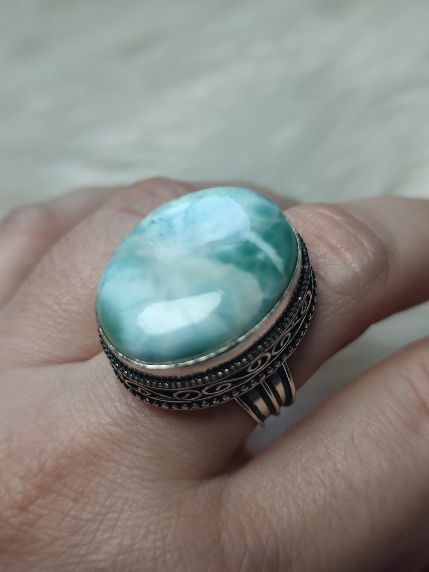 Anillo baño de plata con larimar