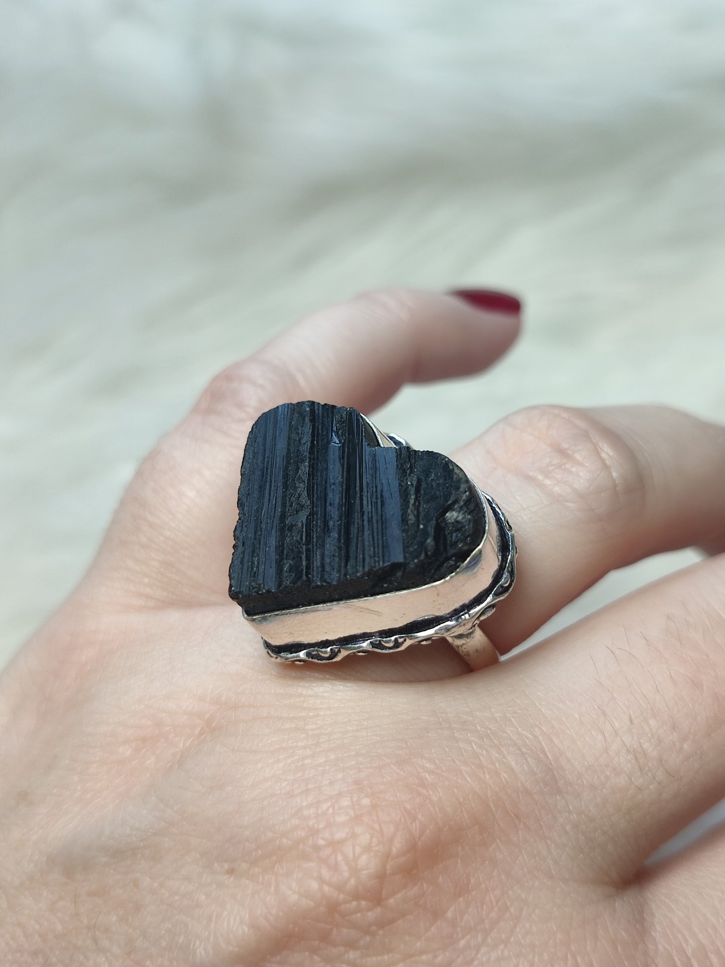 Anillo baño de plata con turmalina negra