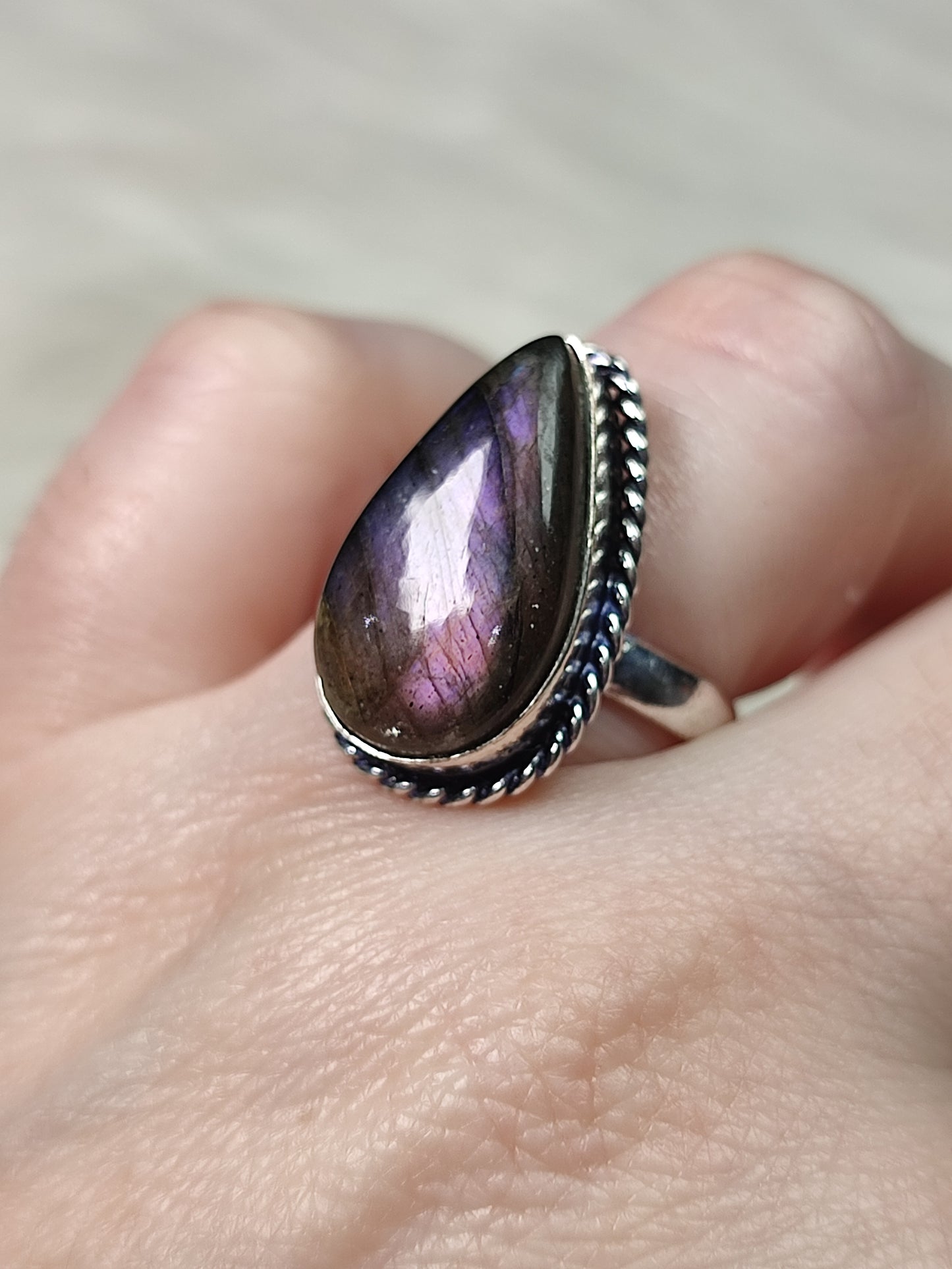 Anillo baño de plata con labradorita morada - Ajustable 9