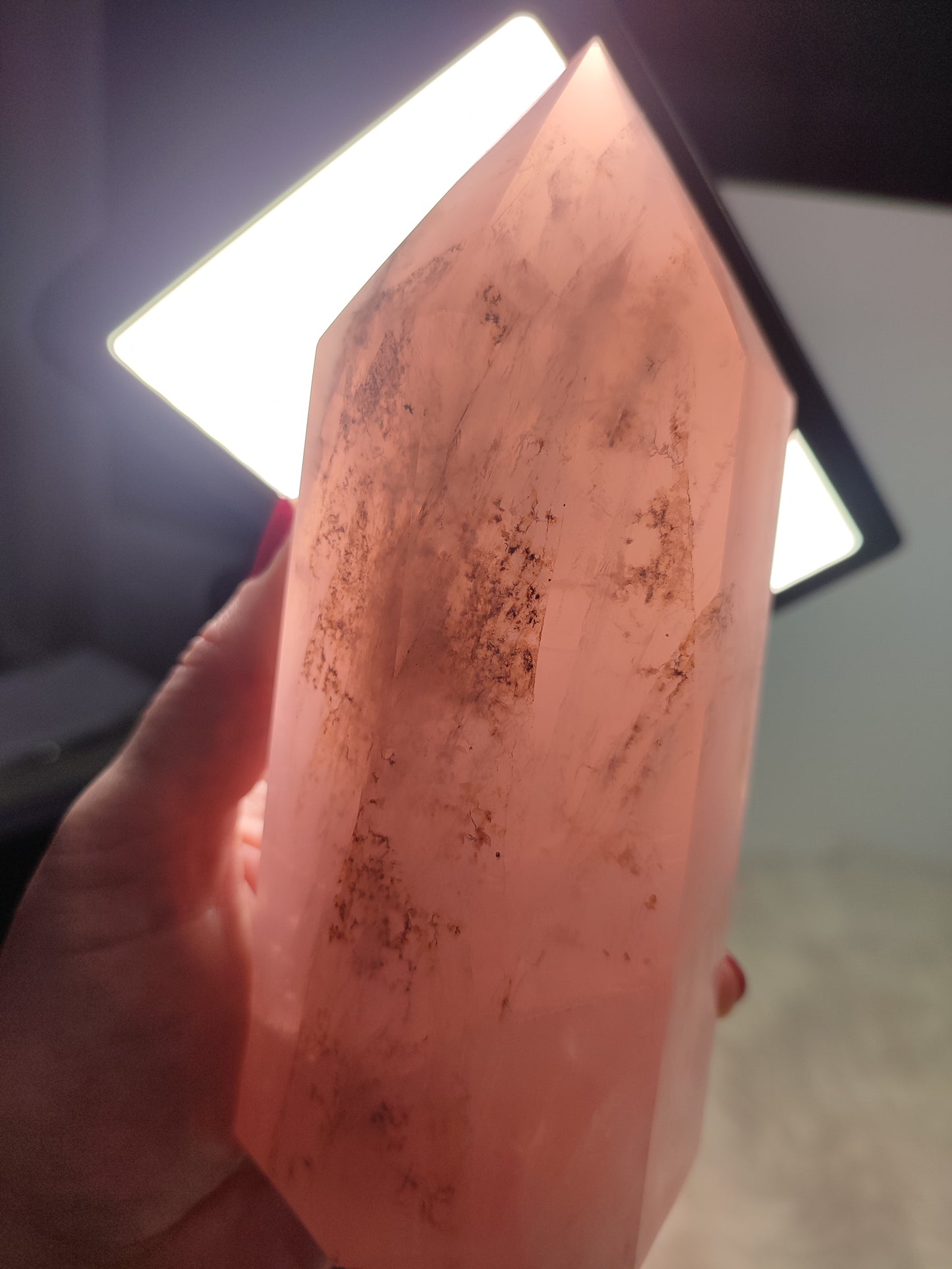 Gran punta de cuarzo rosa Madagascar con dendrita 1.243 gramos