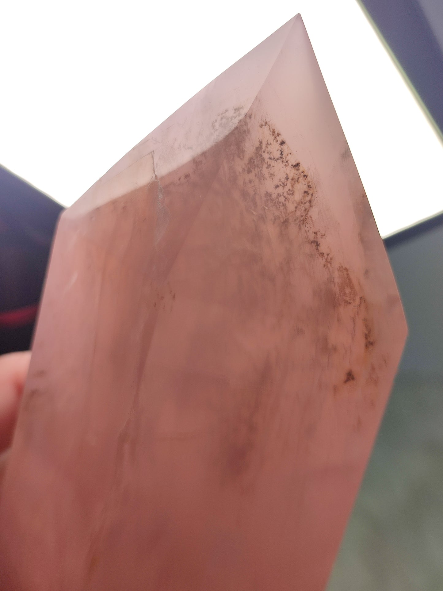 Gran punta de cuarzo rosa Madagascar con dendrita 1.243 gramos