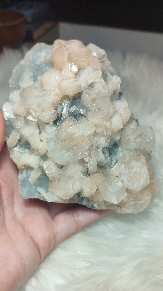 Espécimen apofilita + estilbita + Calcedonia azul 772 gramos - ver video