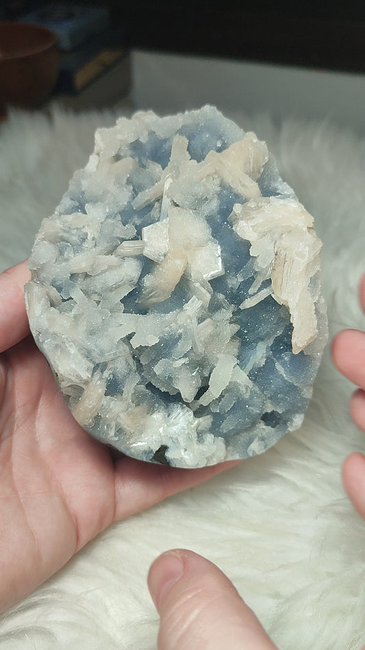 Espécimen apofilita + estilbita + Calcedonia azul 537 gramos - ver video