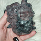 Cabeza medusa gorgona tallada en astrofilita con granate 1040 gr - Video