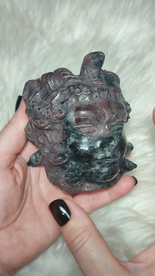 Cabeza medusa gorgona tallada en astrofilita con granate 1040 gr - Video
