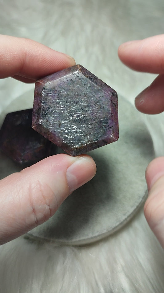 Rubí natural pulido hexagonal - VIDEO