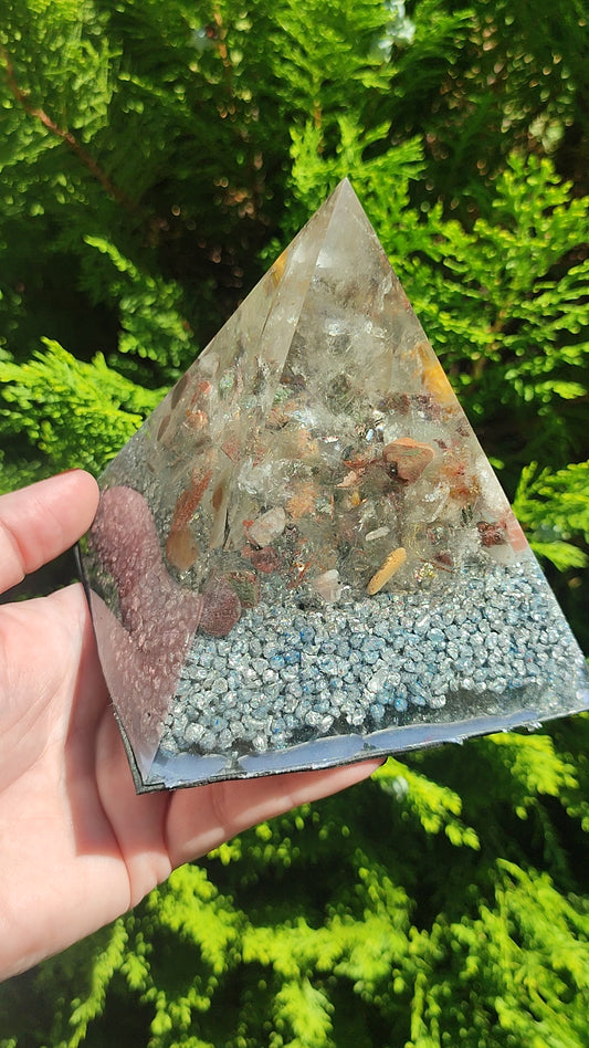 Orgonita funcional Pirámide de cuarzo jardín 755 gramos