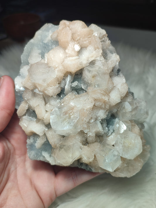 Espécimen apofilita + estilbita + Calcedonia azul 772 gramos - ver video