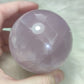 Esfera de cuarzo rosa de Madagascar 398 gramos - video