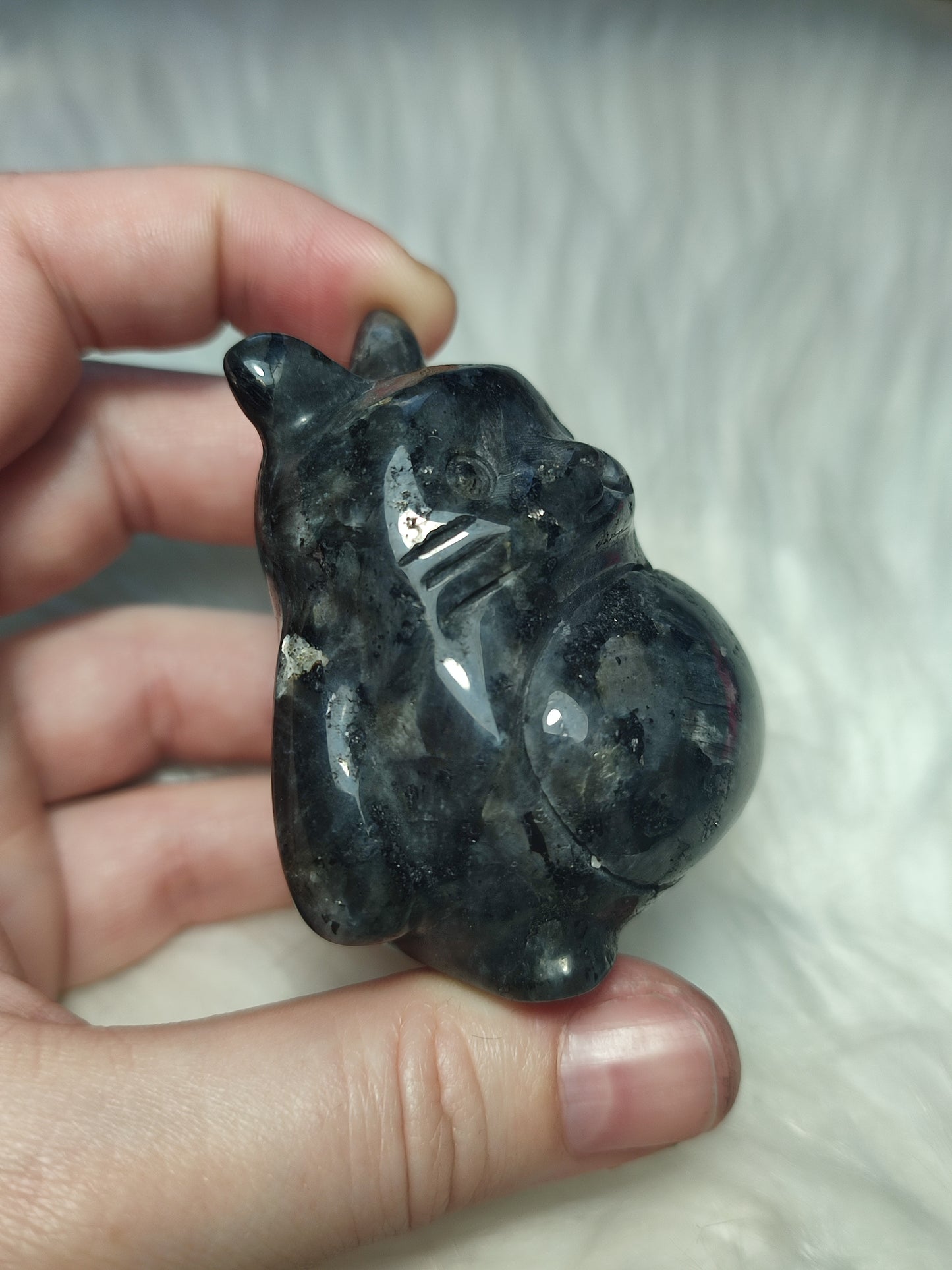 Mi vecino Totoro tallado en larvikita