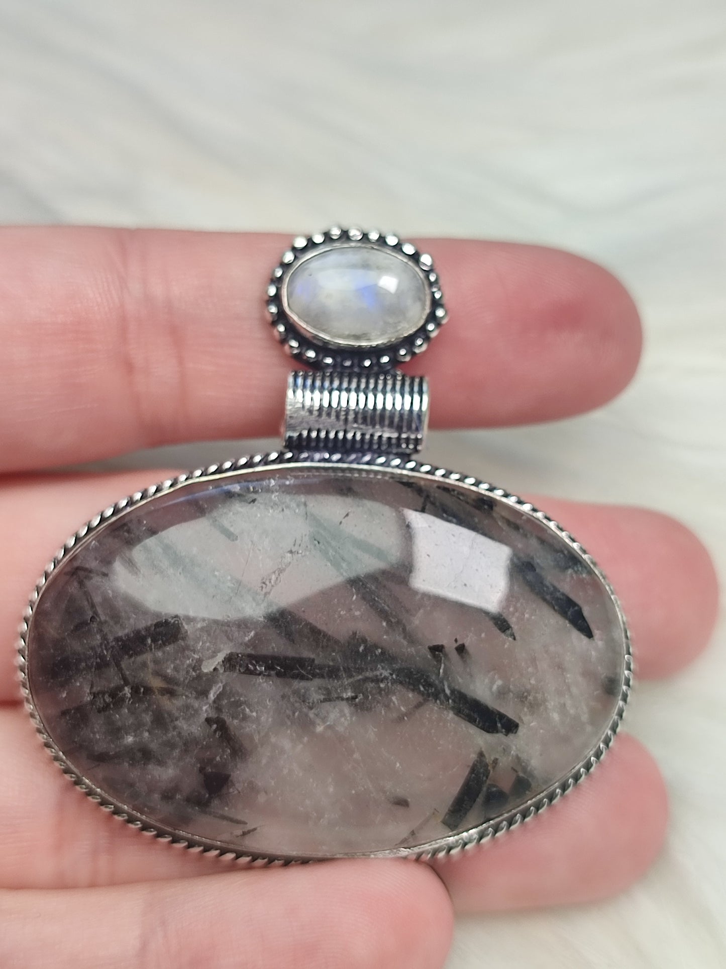 Colgante baño de plata con cuarzo con turmalina y piedra luna