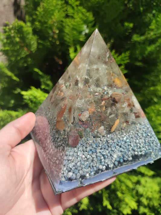 Orgonita funcional Pirámide de cuarzo jardín 755 gramos