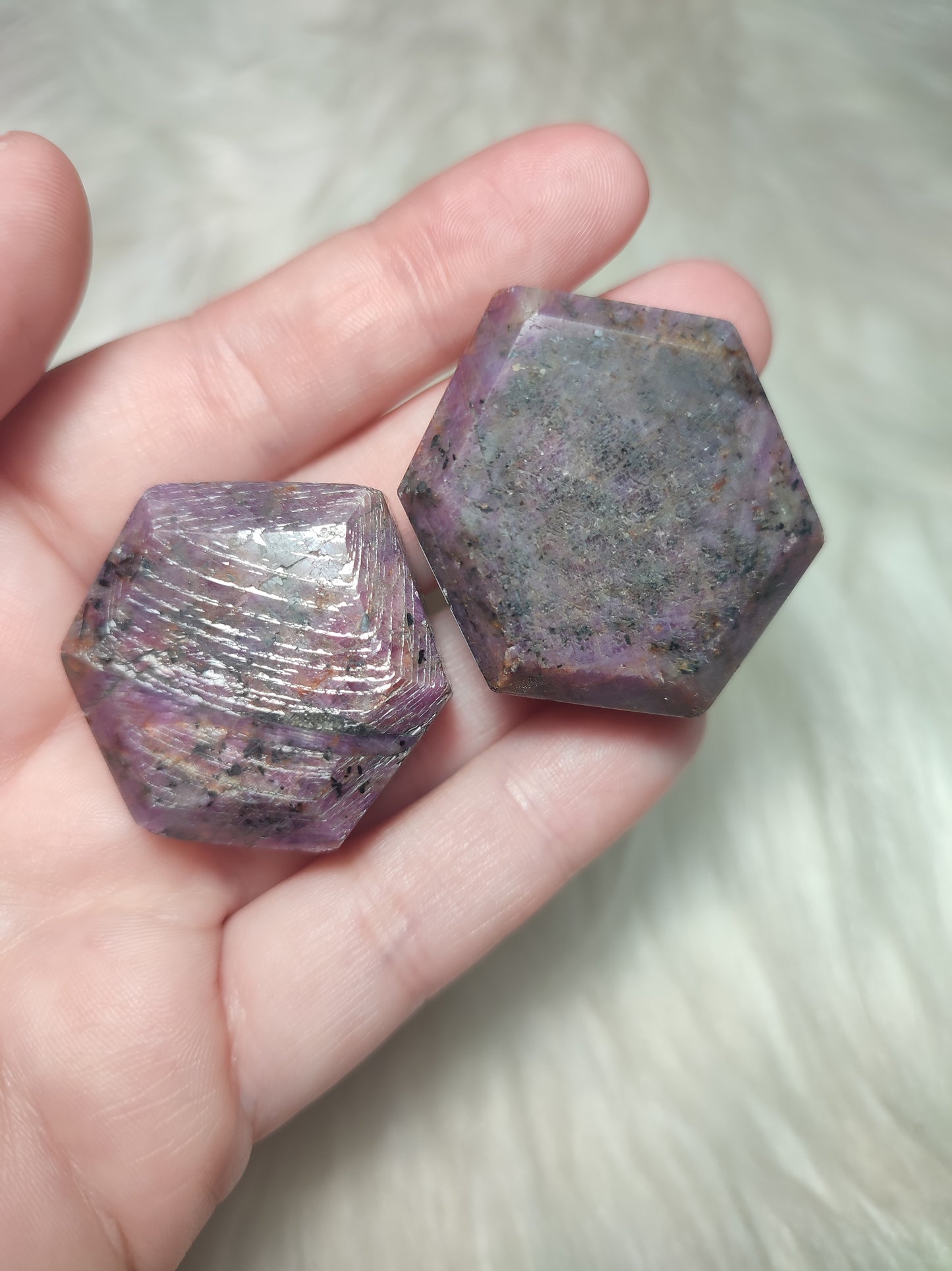 Rubí natural pulido hexagonal - VIDEO
