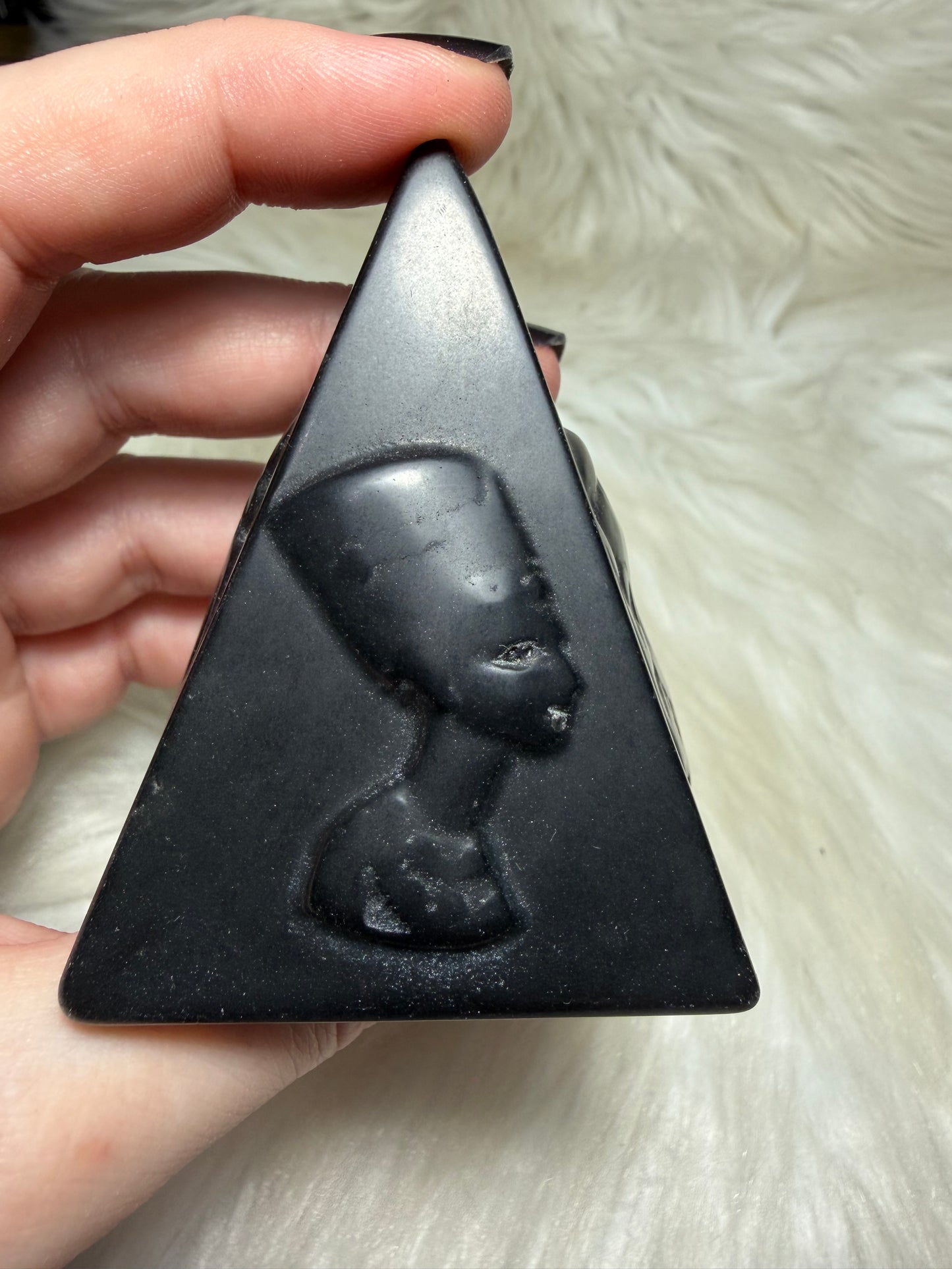 Pirámide egipcia con diseño obsidiana