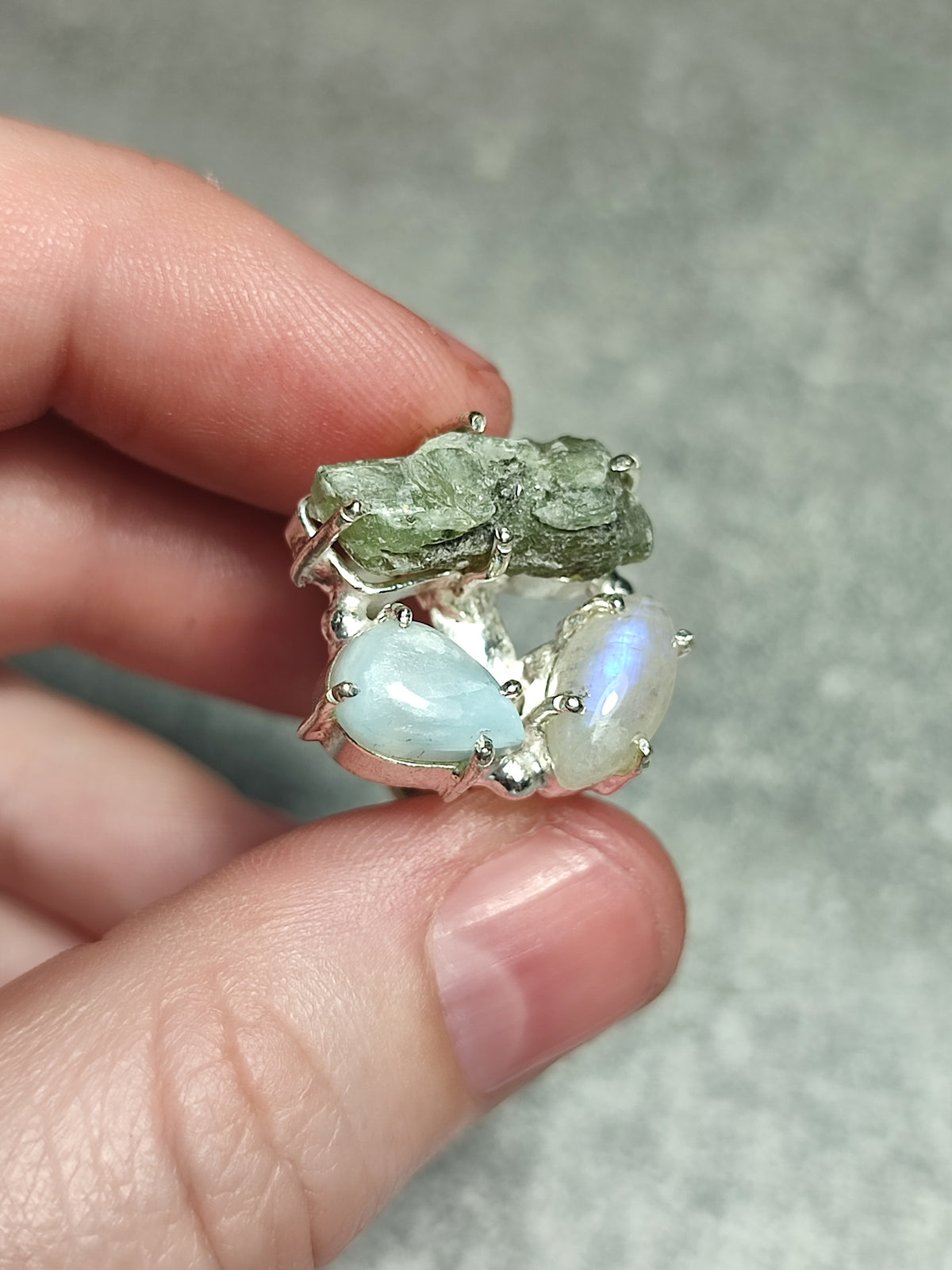 Anillo baño de plata con cianita piedra luna y larimar