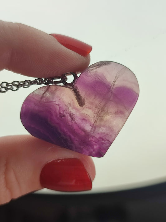 Collar en acero con corazón de flúorita n°297