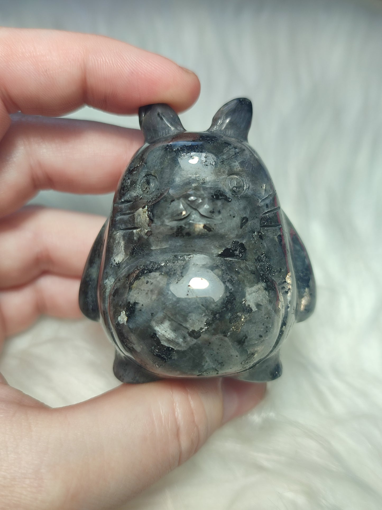 Mi vecino Totoro tallado en larvikita