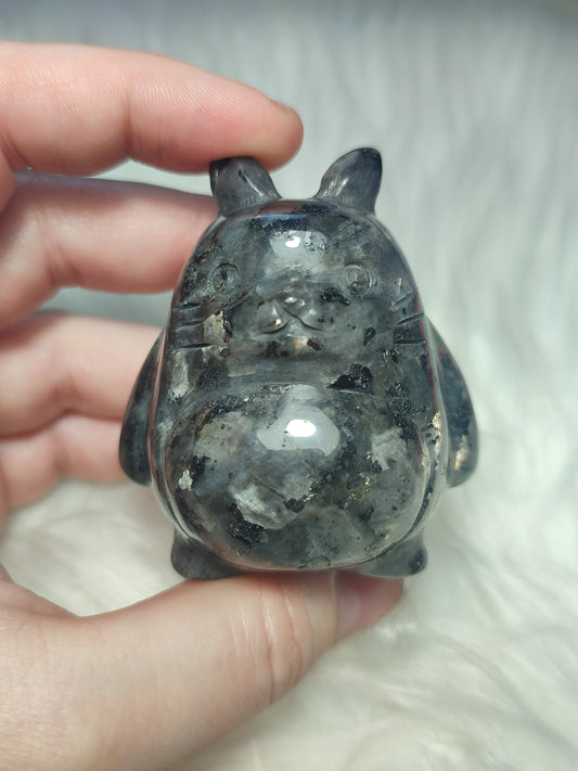 Mi vecino Totoro tallado en larvikita