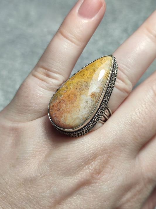 Anillo baño de plata con coral fósil n°7