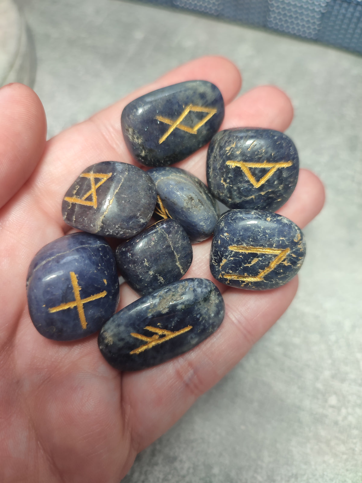 Runas Vikingas talladas en iolita