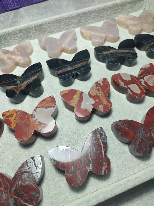 Mariposa tallada en diversos minerales - ver video