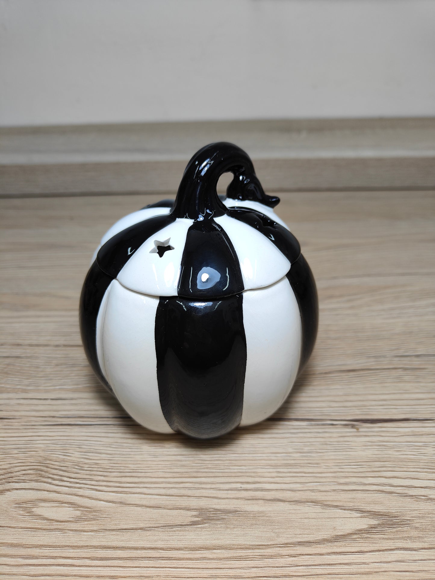 Quemador De Aceite/Cera Calabaza Blanco y Negro