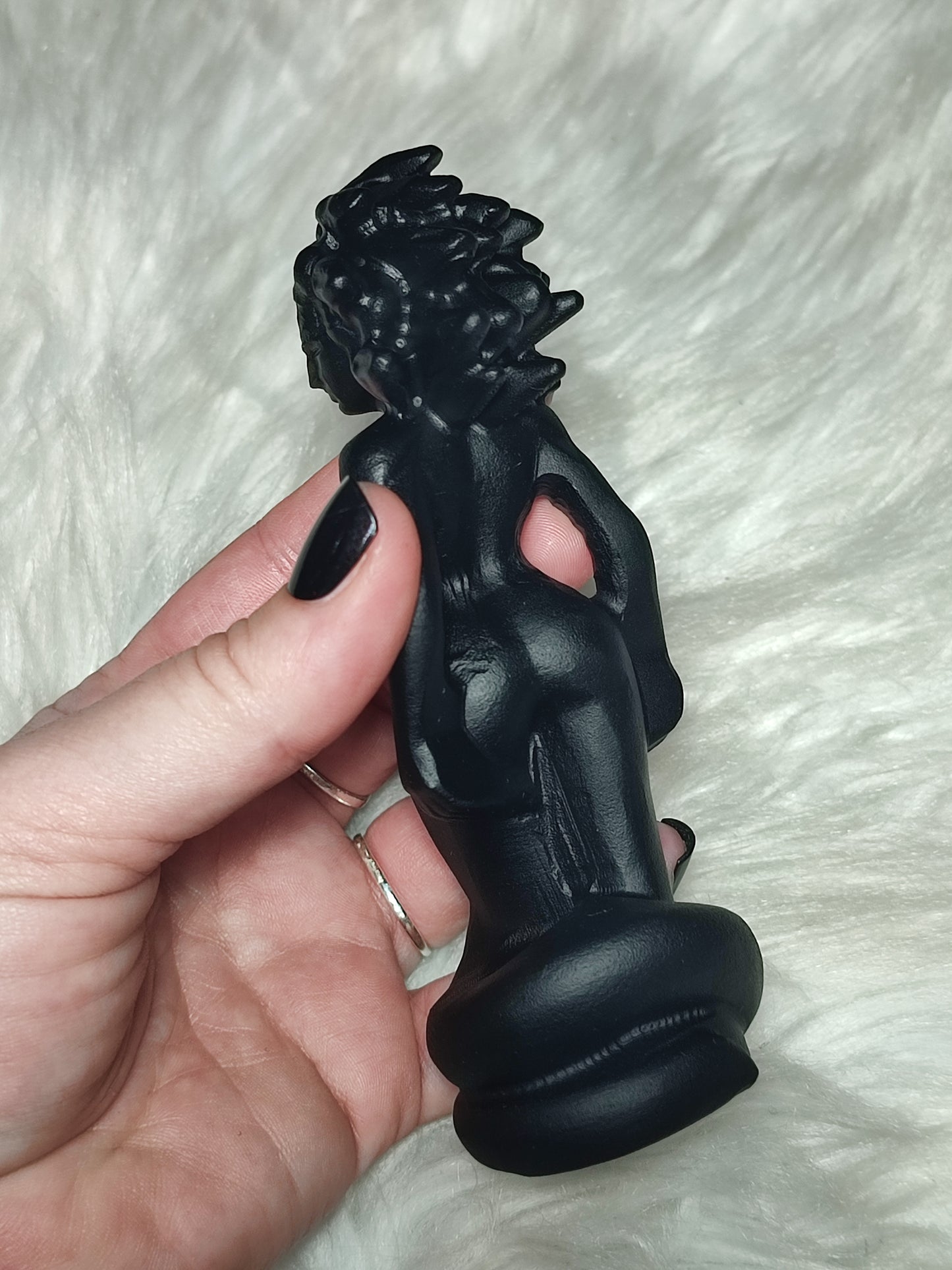 Medusa Gorgona tallada en obsidiana negra