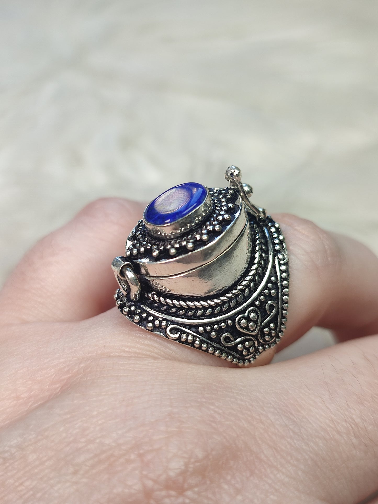 Anillo baño de plata con lapislázuli modelo relicario