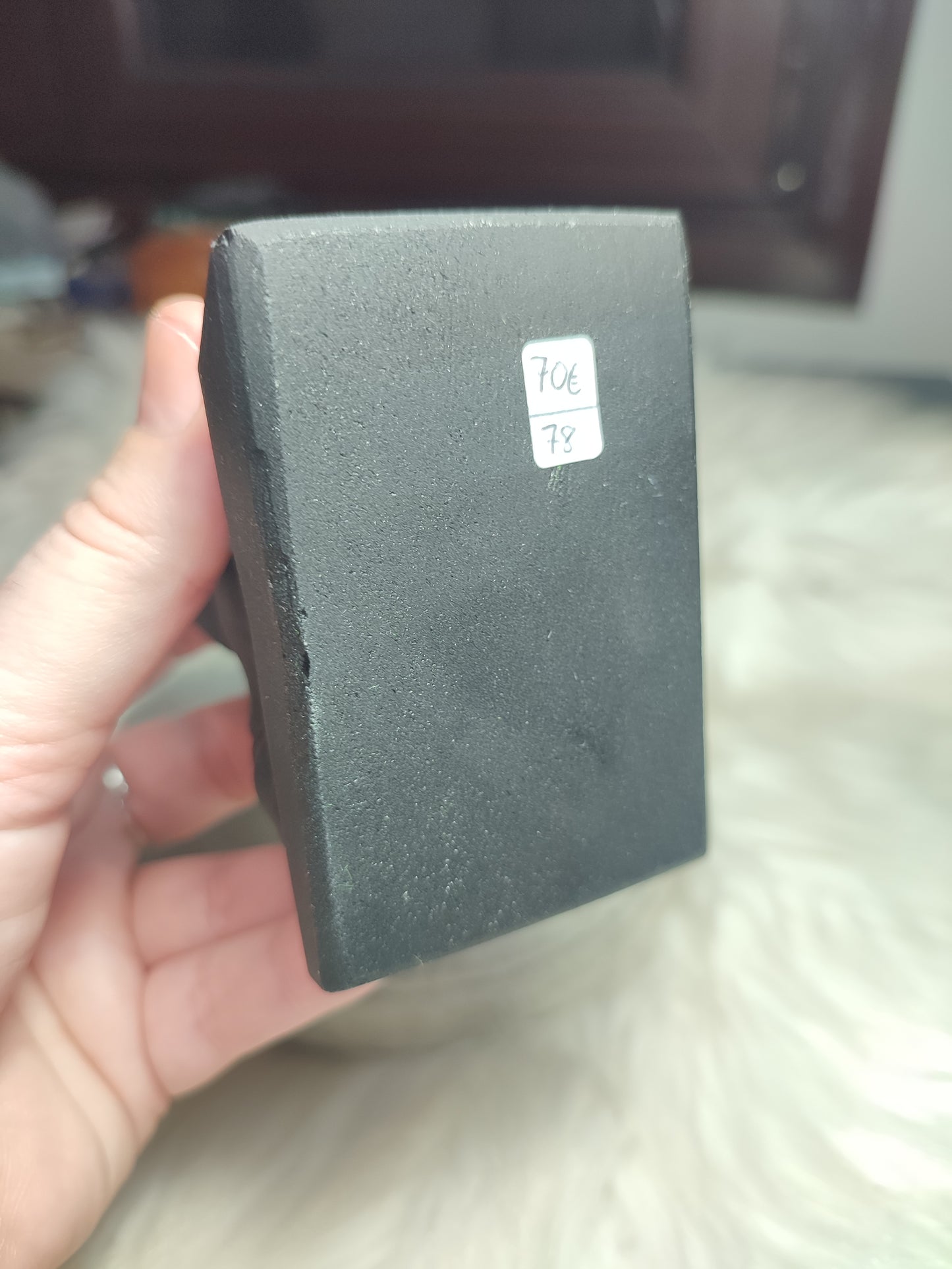 Bulldog francés tallado en obsdiana + 400 gramos