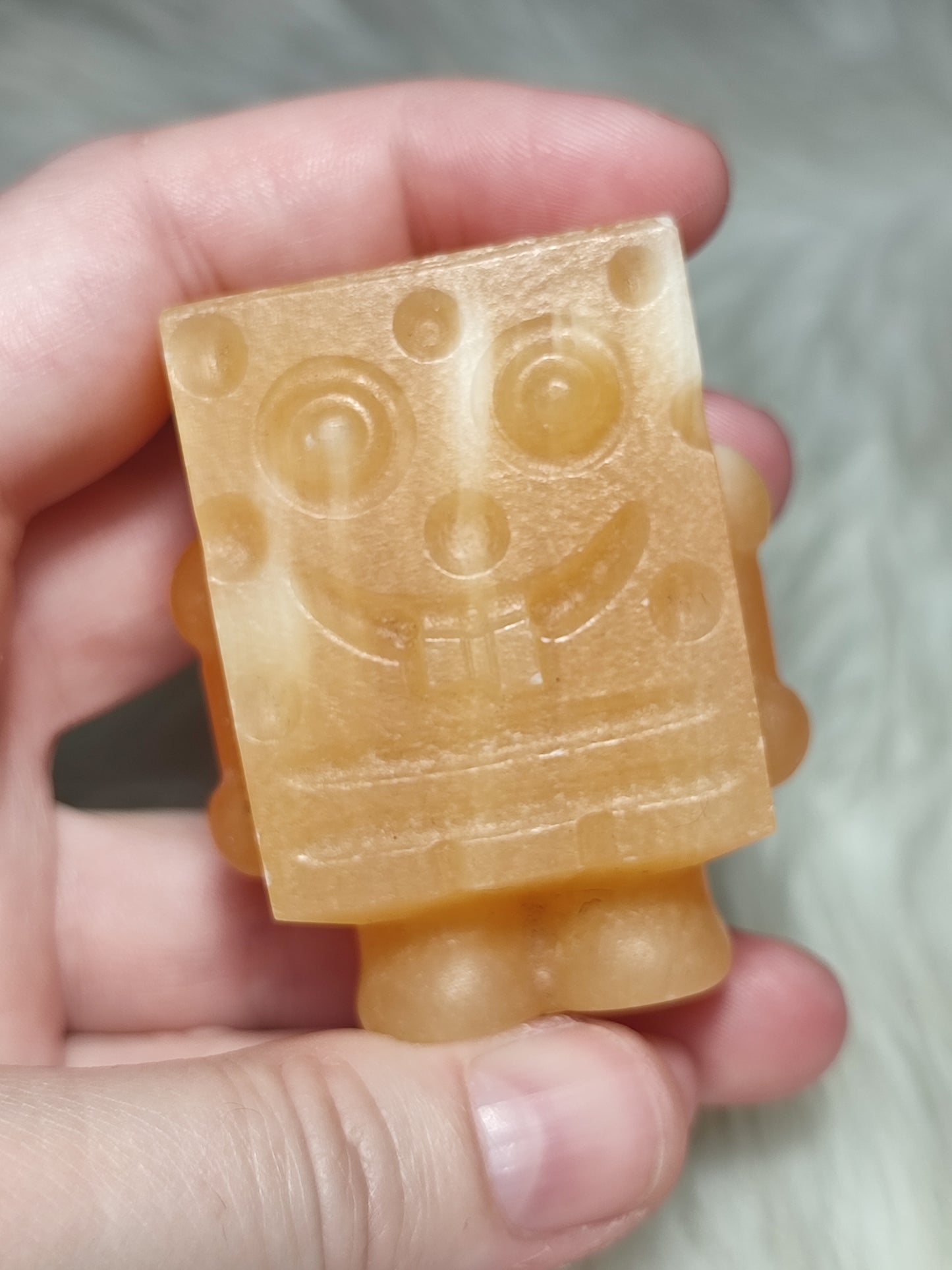 Bob Esponja tallado en calcita naranja - VIDEO
