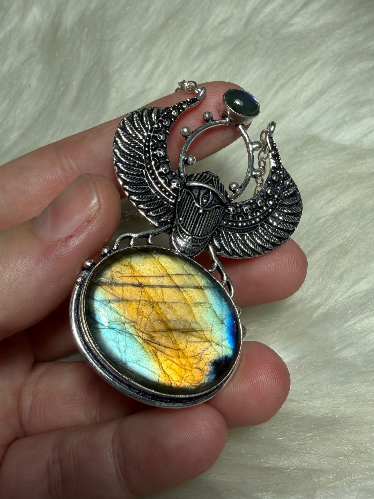 Collar baño de plata con Labradorita - modelo escarabajo egipcio 102