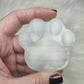 Huella o patita de perro o gato en selenita