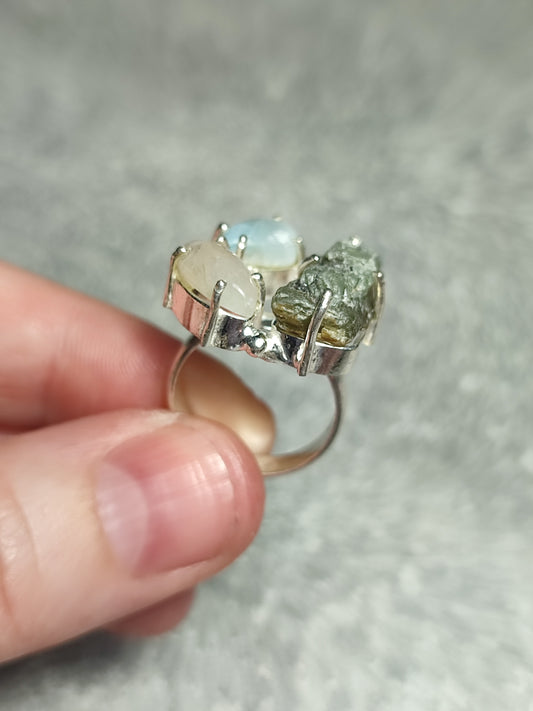 Anillo baño de plata con cianita piedra luna y larimar