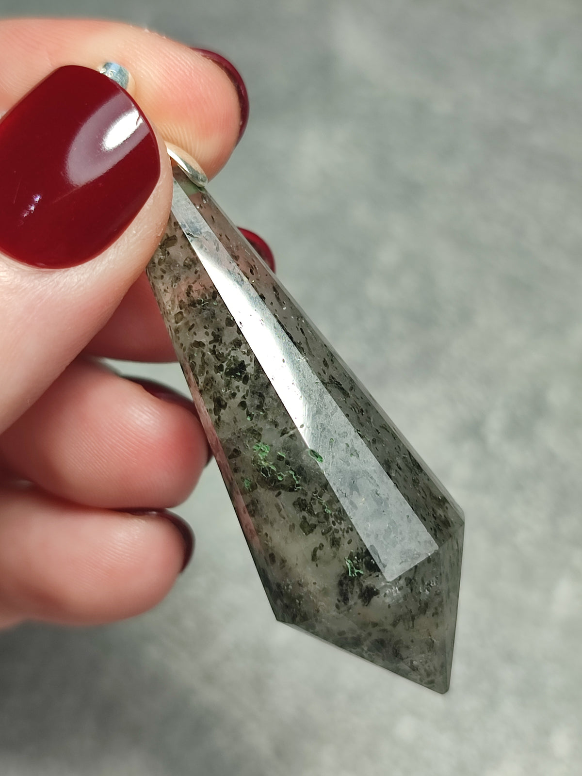 Colgante péndulo talla vogel 12 caras - cuarzo con turmalina verde número 2