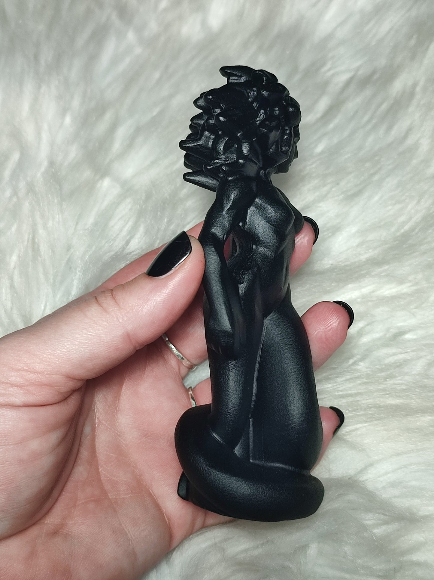 Medusa Gorgona tallada en obsidiana negra