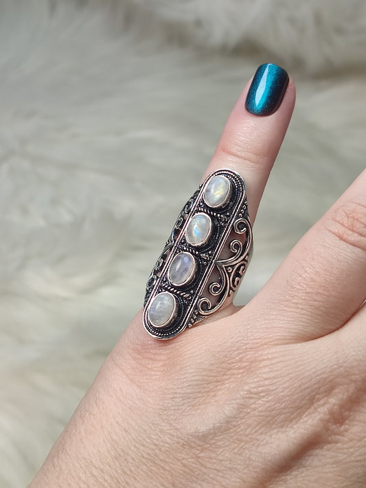 Anillo baño de plata con piedra luna triple
