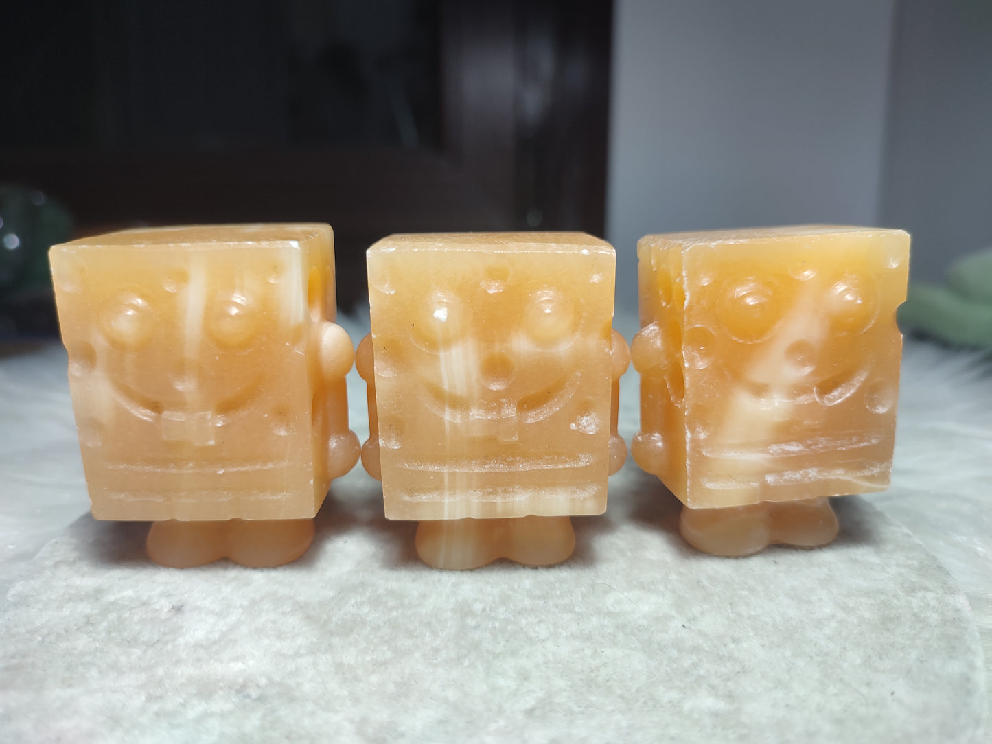 Bob Esponja tallado en calcita naranja - VIDEO