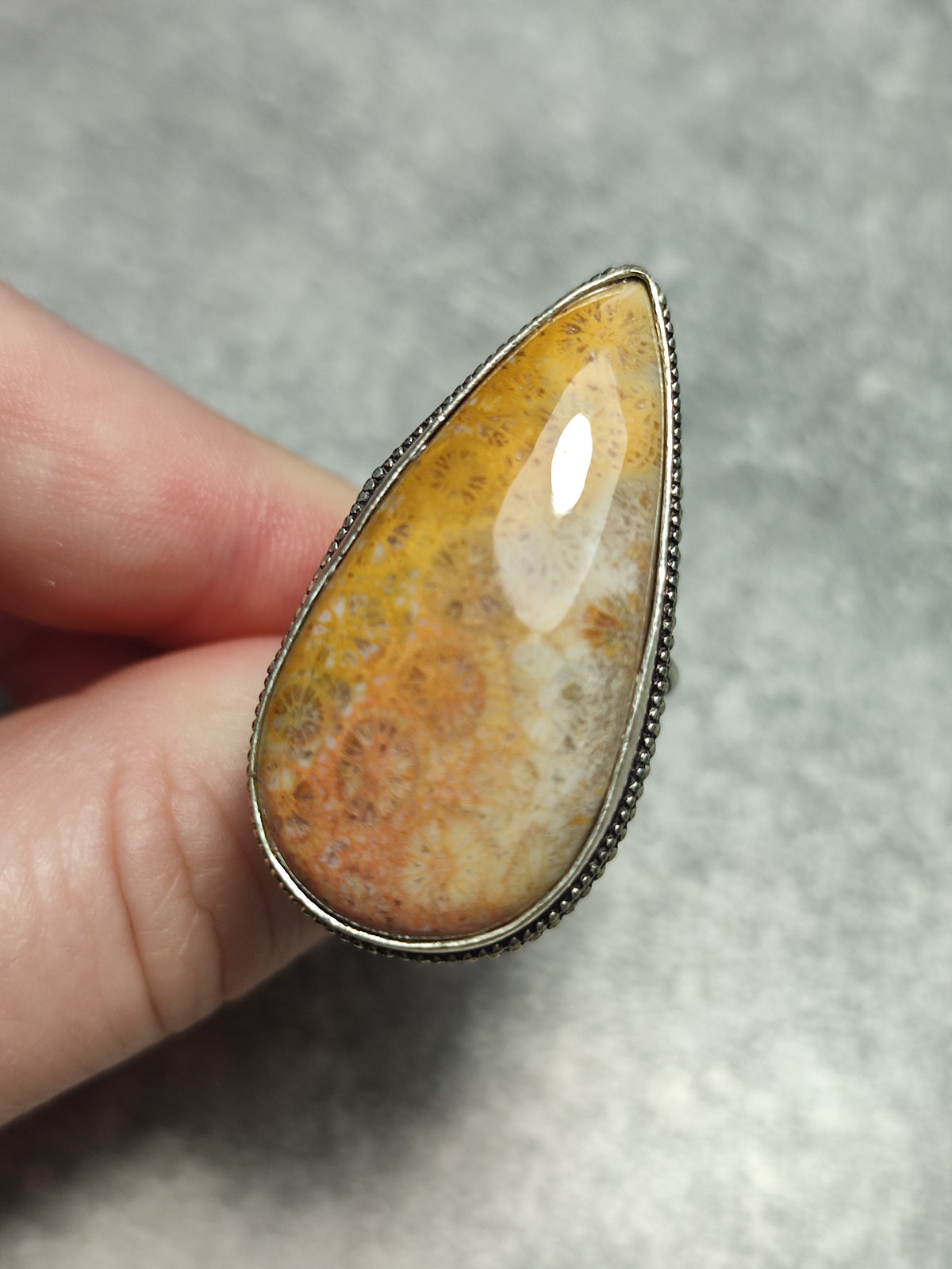 Anillo baño de plata con coral fósil n°7