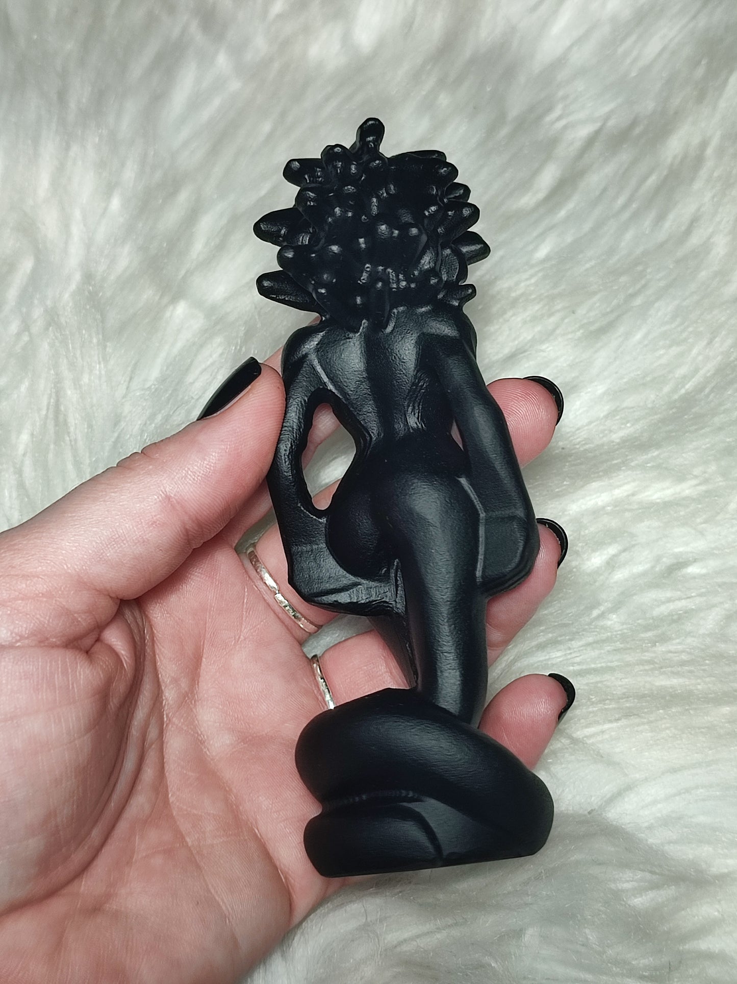 Medusa Gorgona tallada en obsidiana negra
