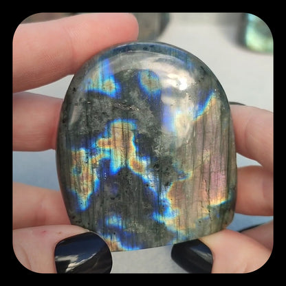 Medium Monolito labradorita flash - video