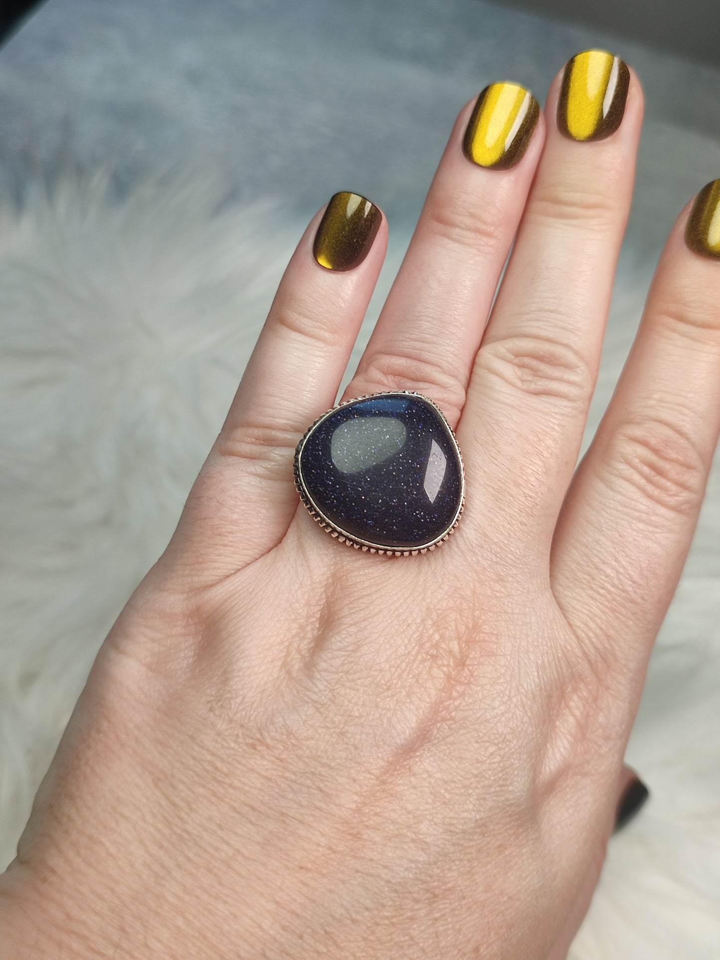 Anillo baño de plata con aventurina azul